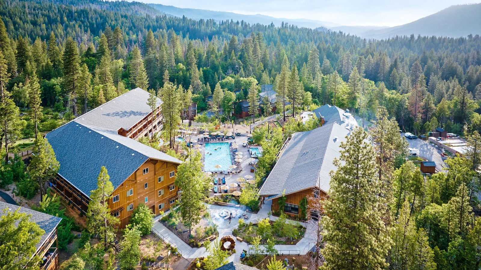 Rush Creek Lodge and pool in the forest near Yosemite