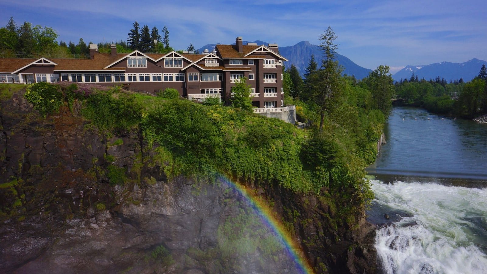 Salish Lodge on the cliff above Snoqualmie Falls